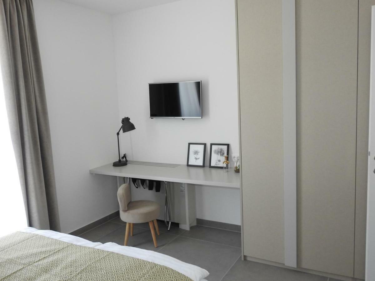 Luxury Apartments Magali 3 로비니 외부 사진