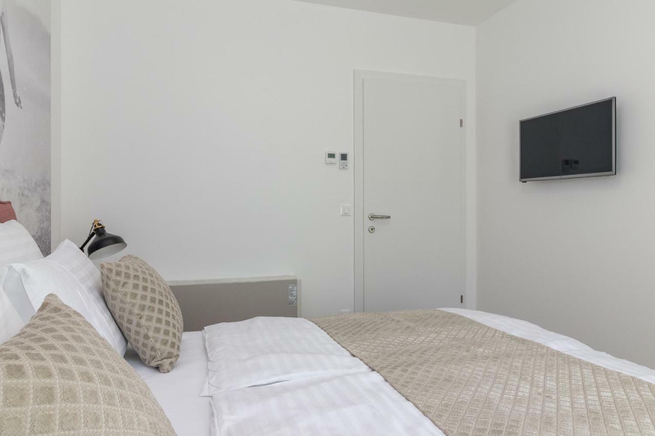 Luxury Apartments Magali 3 로비니 외부 사진