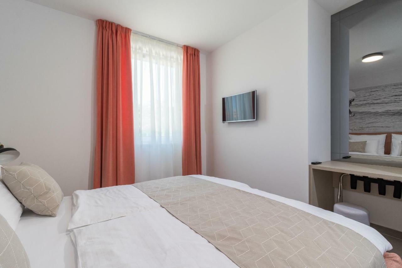 Luxury Apartments Magali 3 로비니 외부 사진