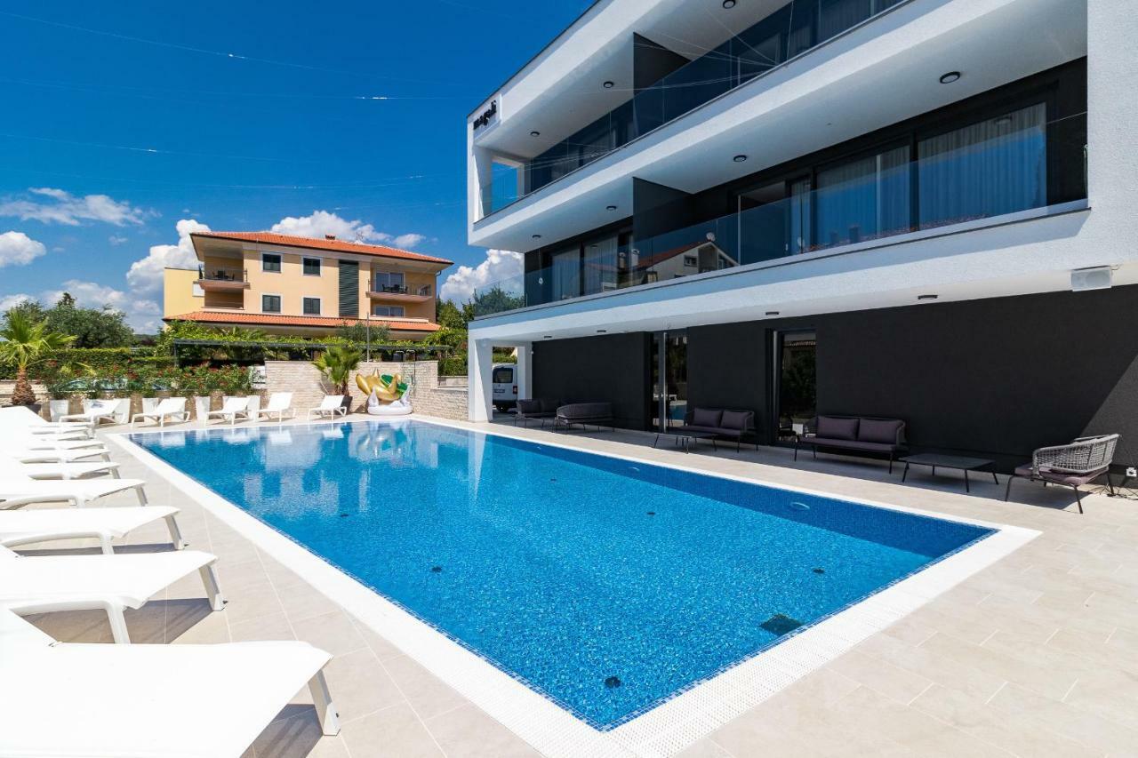 Luxury Apartments Magali 3 로비니 외부 사진